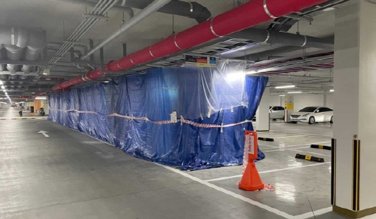 보강을 위해 천막으로 둘러쳐진 LH 철근 누락 아파트 내 지하 주차장 모습. 사진 연합뉴스